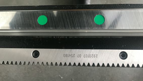 레일 가이드 및 랙